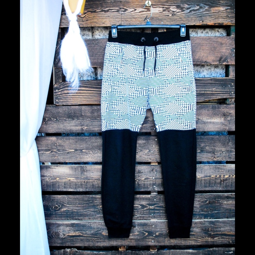 American Stitch Geometric Blk/Wht Size M (I10)